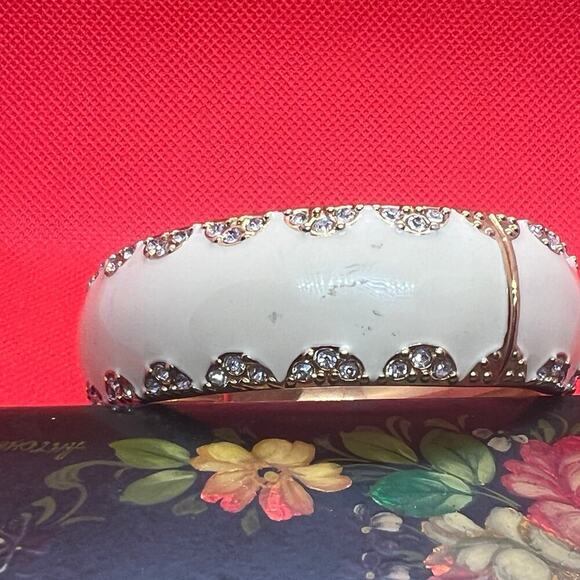 STELLA & DOT Cream Rhinestone Enamel Hinged Bangle Bracelet Chunky GoldTone - Picture 6 of 12